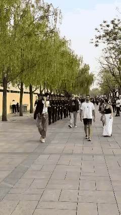 这要是在她们漂亮国，会被一巴掌扇开吧！也就是在咱们礼仪之邦会这样，但是你们这些