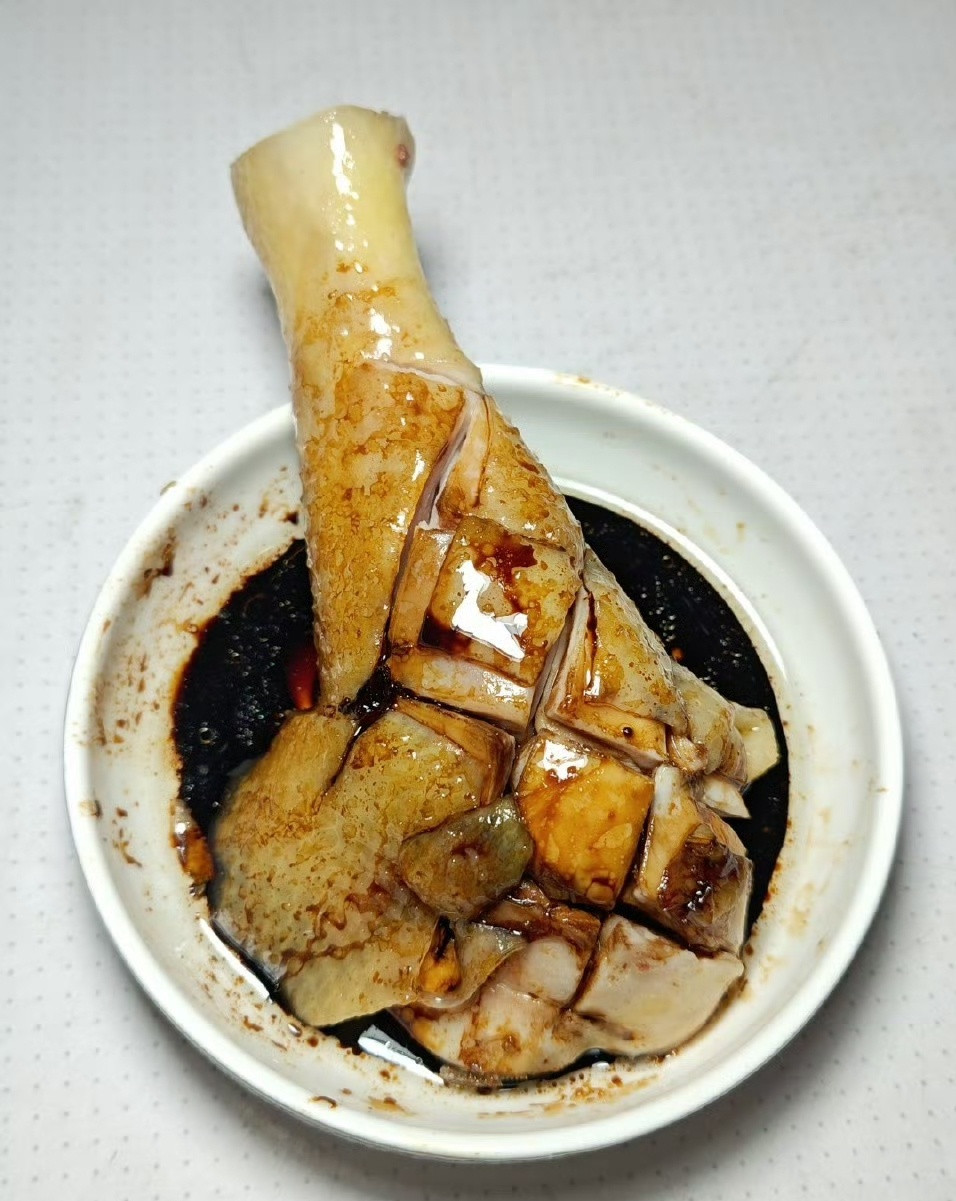 问大家一个问题：大家年夜饭总有一只白切鸡，这个鸡腿归谁享用？年夜饭