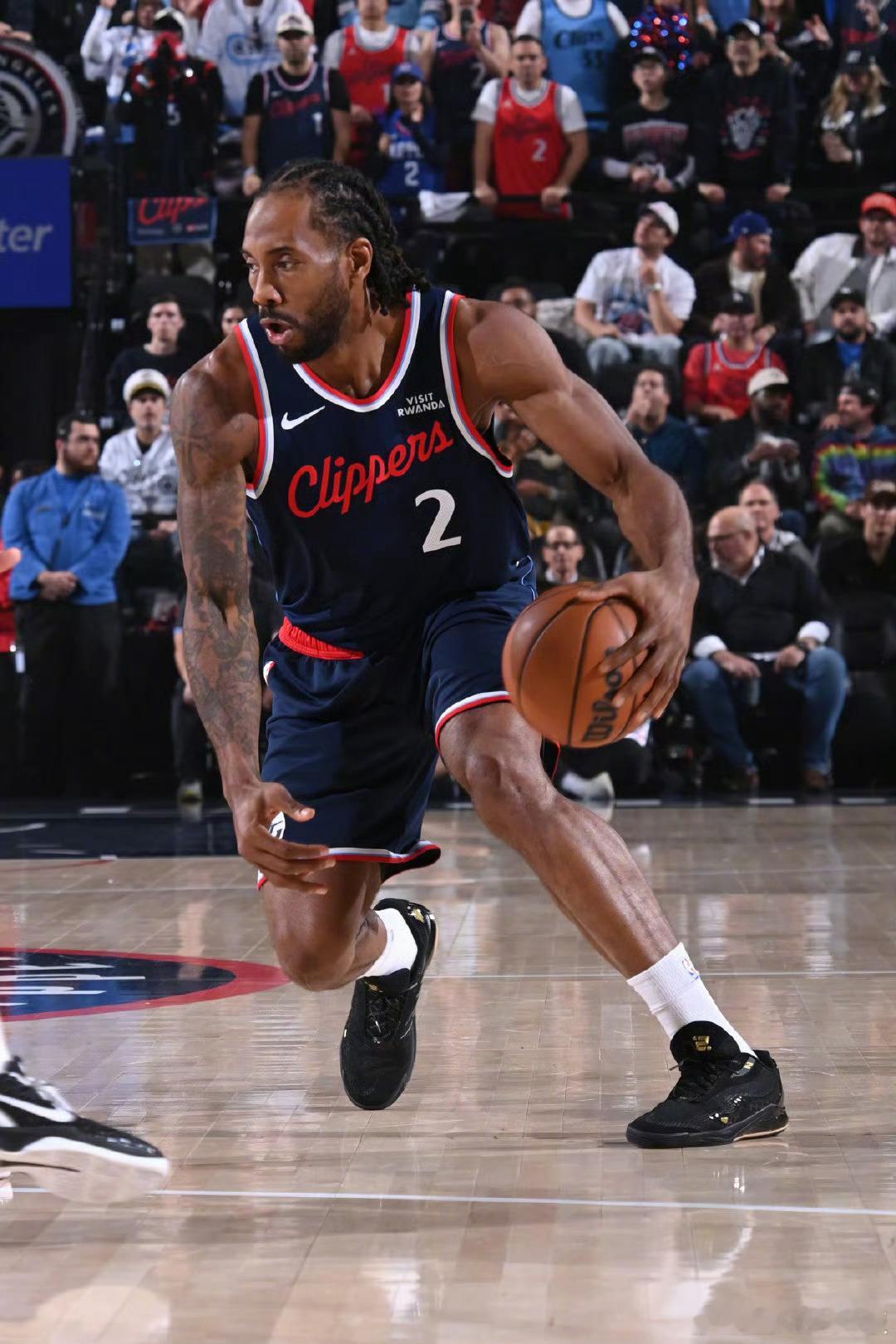 快船随队记者JustinRusso:今晚输给孟菲斯队之后，伦纳德和哈登均未接