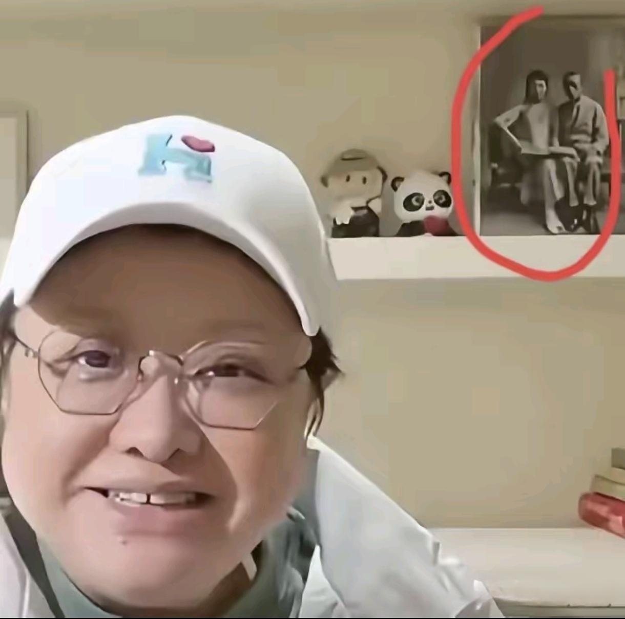 挂个努尔哈赤画像，你说这是祖宗，我可以理解，哪怕挂个乾隆，你说这是偶像，我也可以