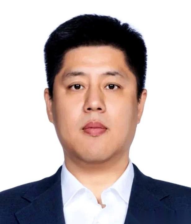 山西队这个赛季的锅，全都甩给了教练潘江。评论区里，键盘敲得噼啪响，矛头全指着他