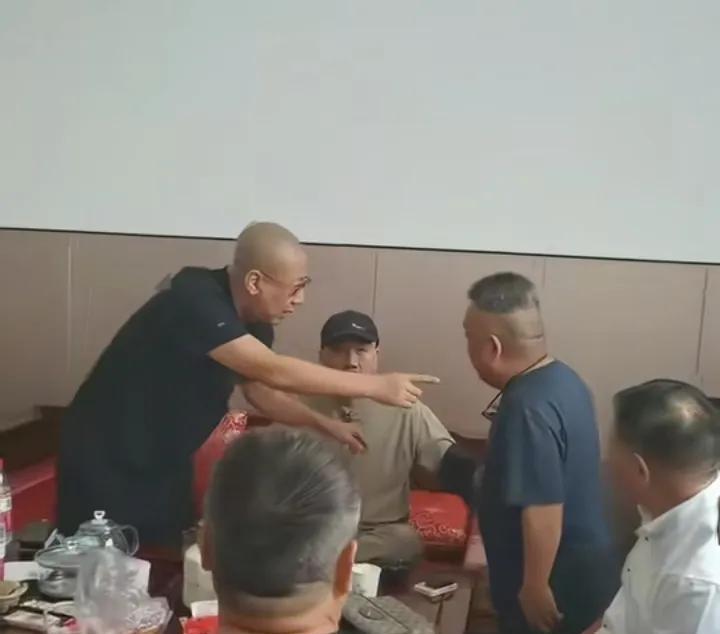 原相声演员汪歪嘴有点欺负人了！这不，他身为一个旁外人，7月10日这天居然让前去吊