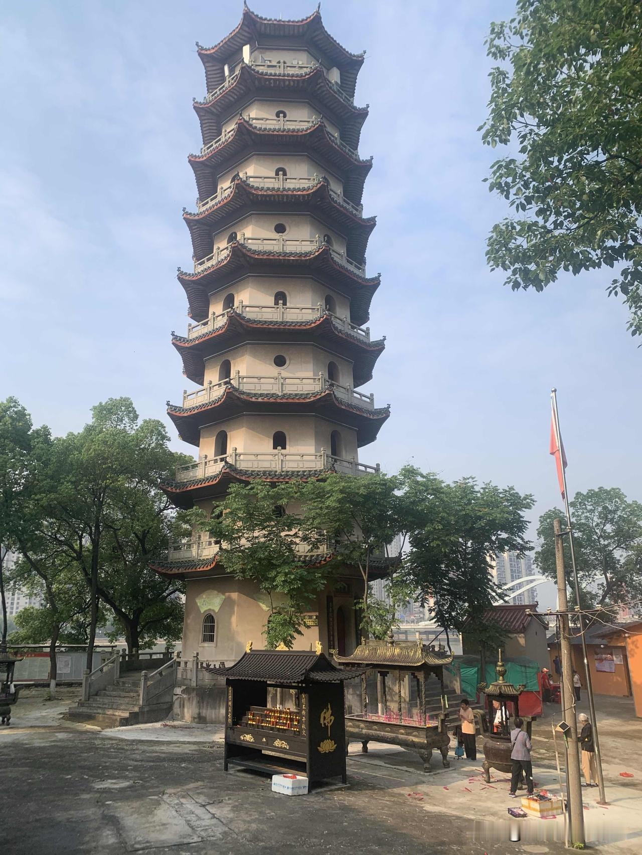 晴日清风，漫步大冶青龙山公园，满目皆是温柔湖光山色。澄澈的红星湖平铺城南，碧