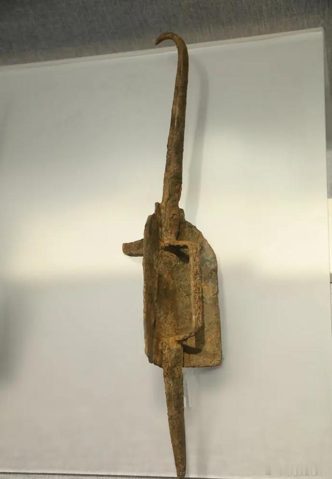钩镶，失传两千年的汉朝攻防一体的武器钩镶是汉代独具特色的铁质复合兵器，在徐州汉兵