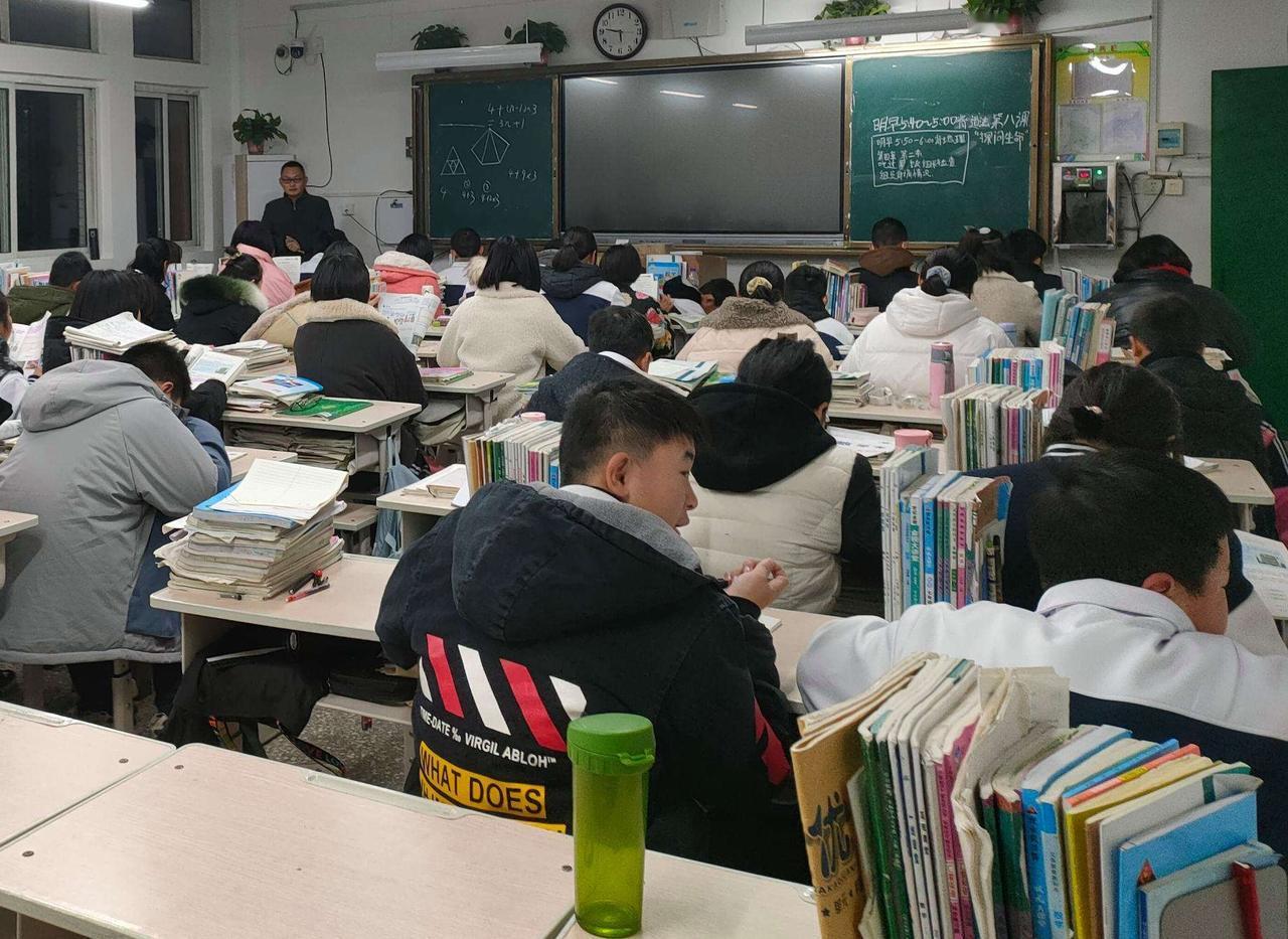 到了高中，你会发现：1、就算是重点高中，普通班能上985的也没几个。能考上好