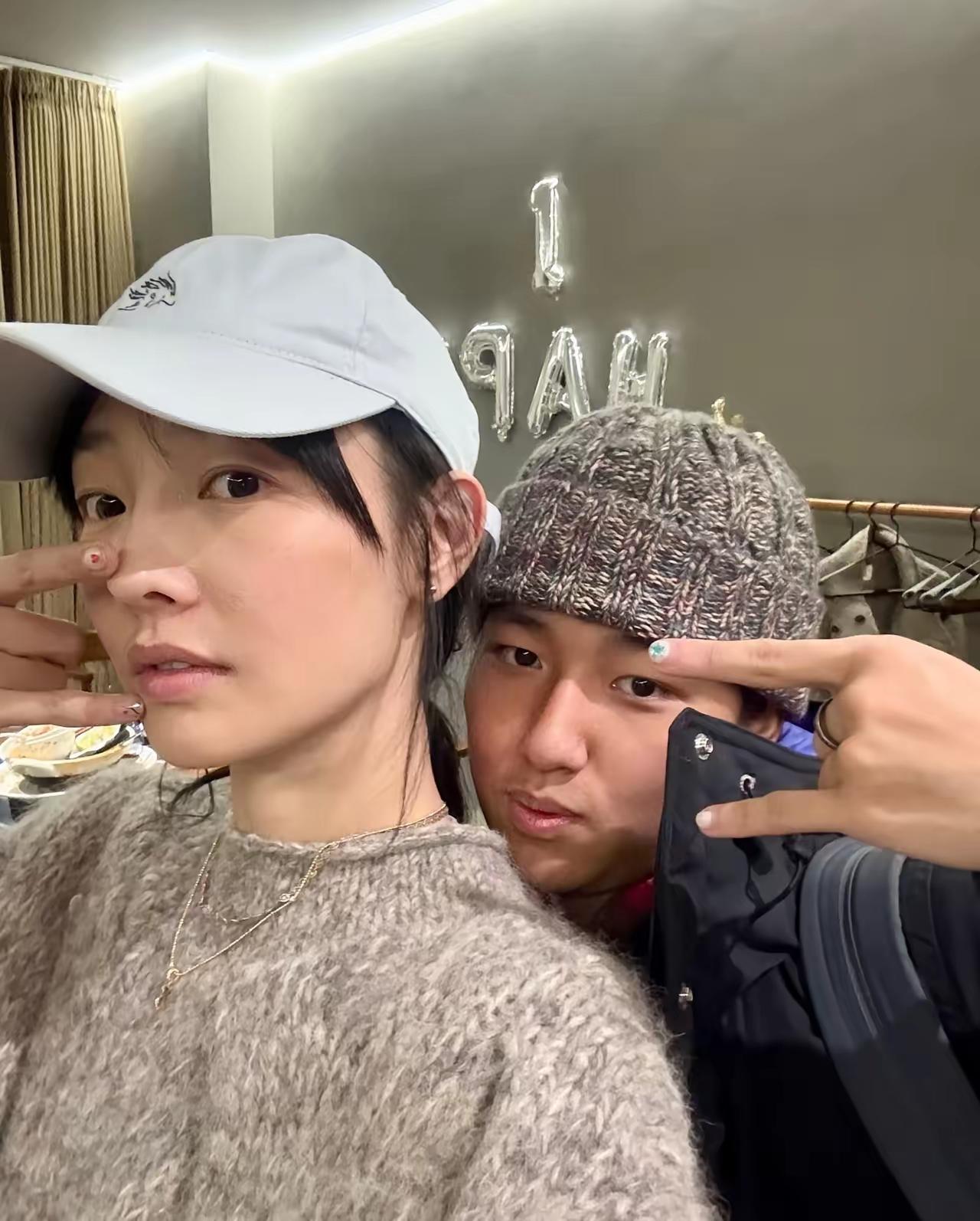 哇！那长相、那气质和神态，都与亲爹陈雨凡如出一辙，却比陈雨凡要帅气许多，还感觉撞