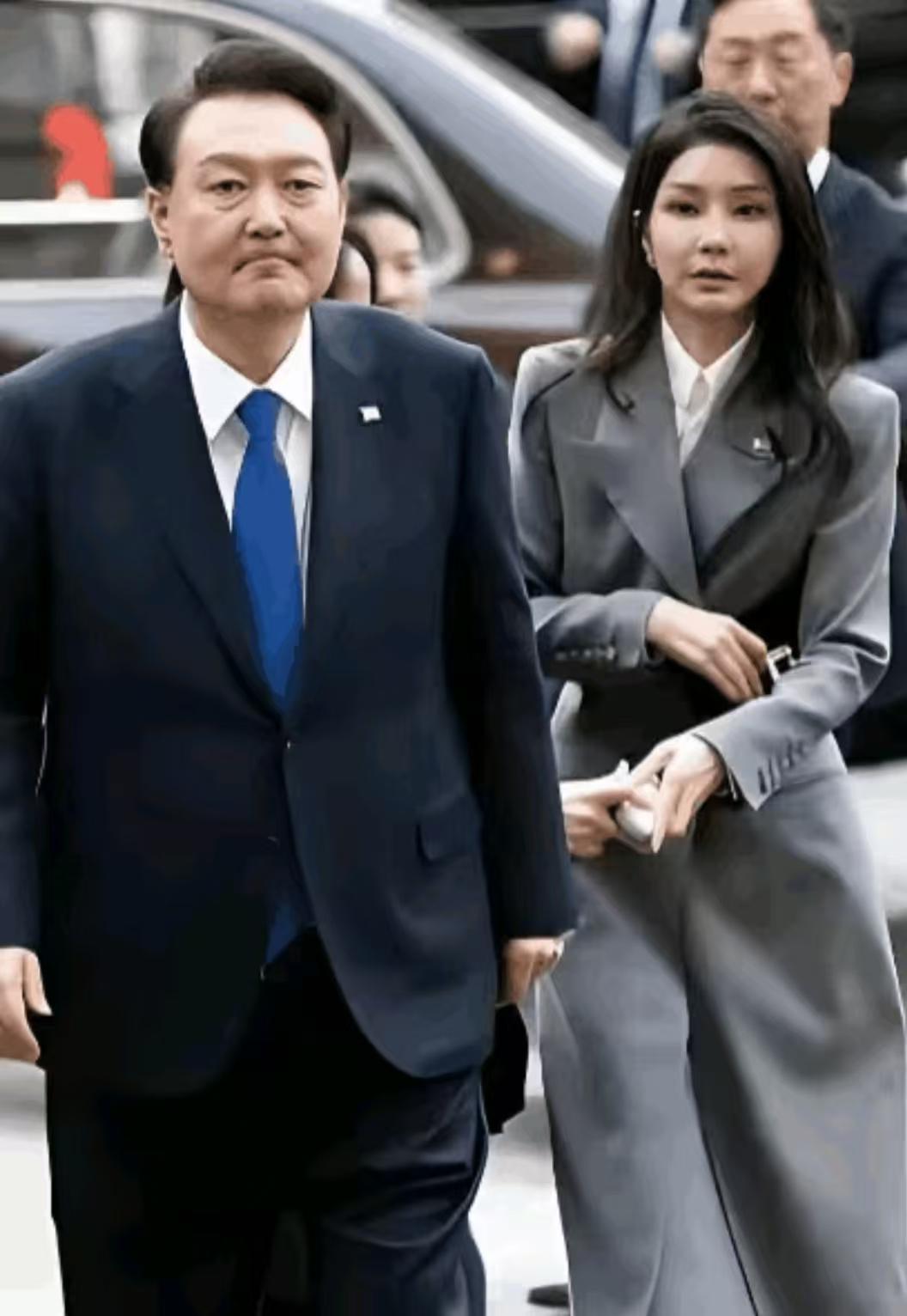 到哪里去说理去，金建希想不明白，她被判15年，尹锡悦只被判10年，虽然还没成最终