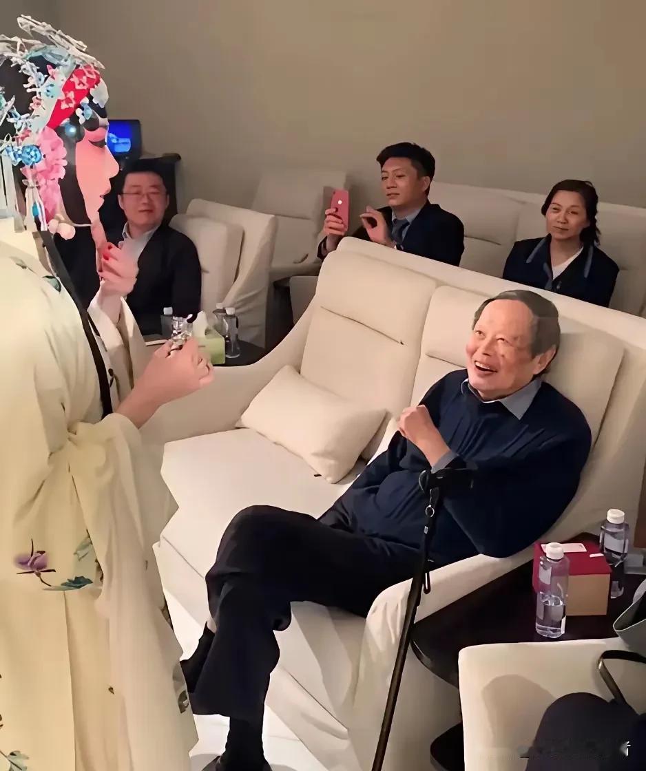 103岁这状态真是难得，杨振宇如今也是103岁高龄，被翁帆照顾的很好，过生日也是