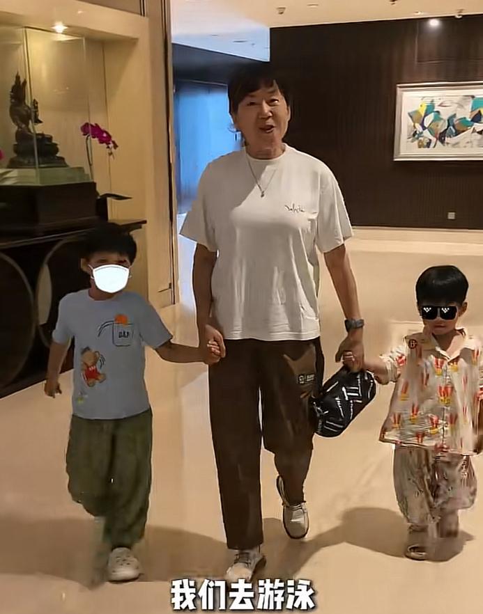 苏醒妈妈体力也太好了吧！暑假她和老伴带两个孙子去海边旅游，带着孩子们各种体验