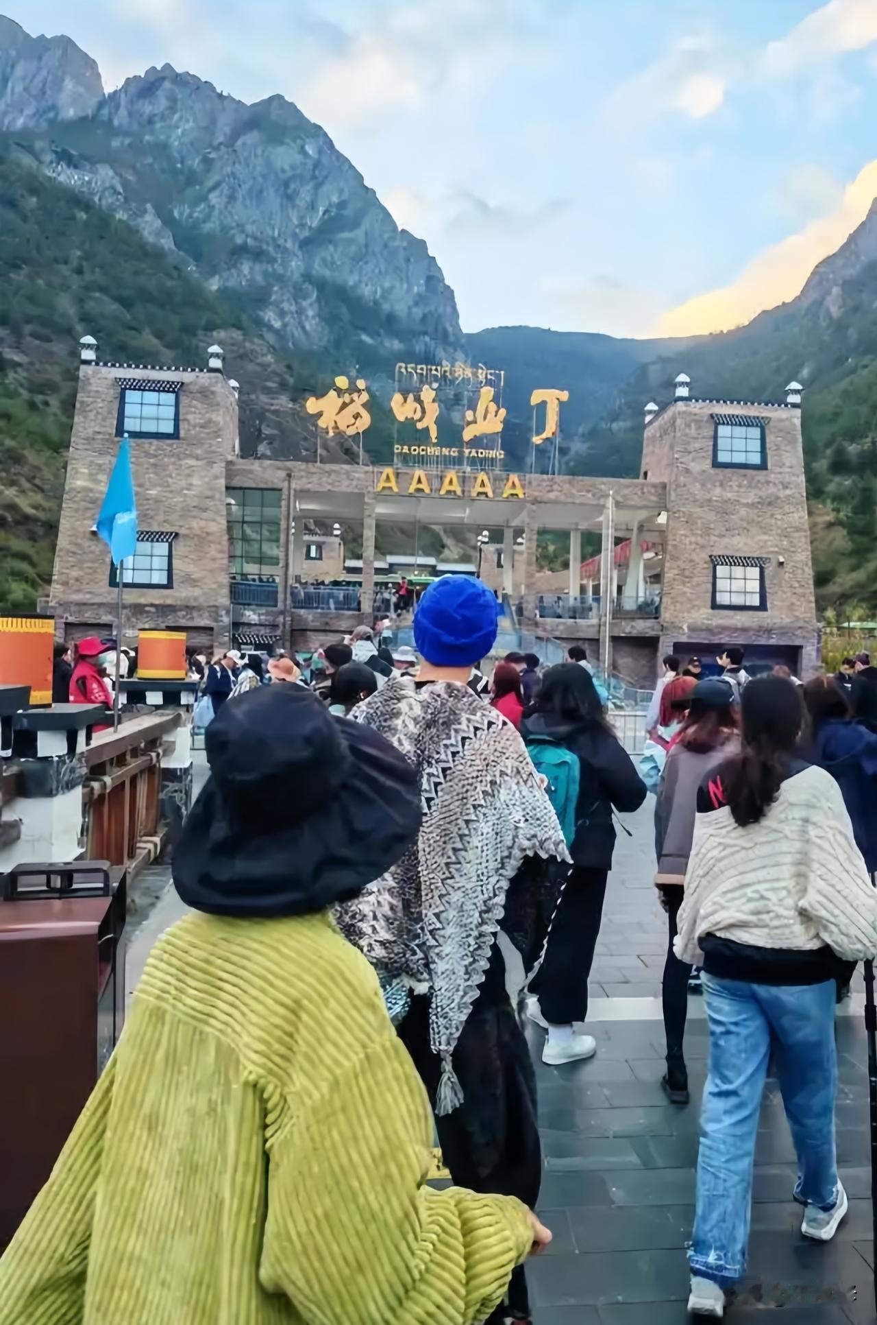 稻城亚丁景区的一纸通报，通篇只讲了一件事：那个硬刚自驾闯关的博主，是员工“违规放