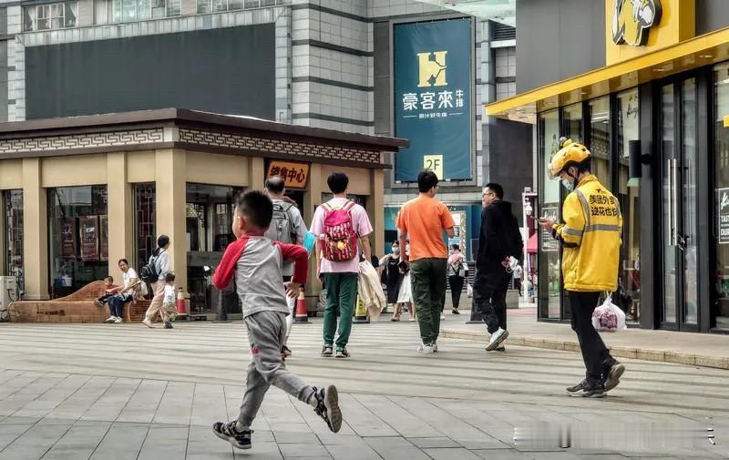 五一假期期间，全国房地产成交数量很少，怎么回事？国人一向是买涨不买跌。现在