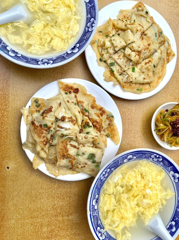 鸡蛋煎饼配上免费的小菜，真的太美味啦！​​​