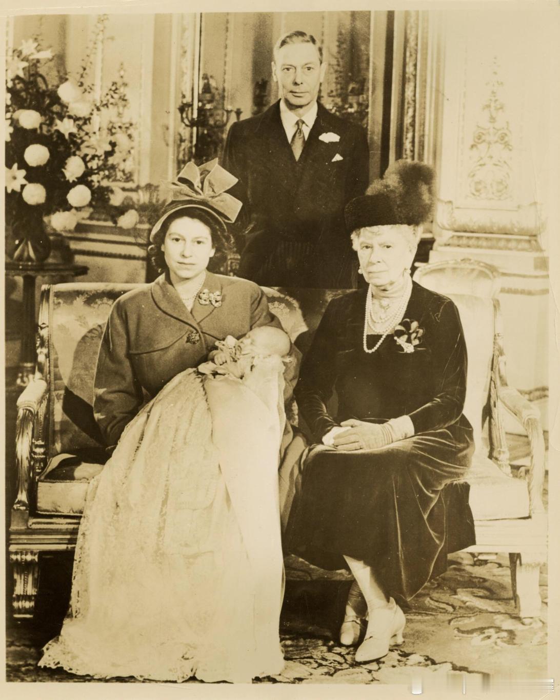 1948年英国王室四代同堂合影，玛丽王太后、国王乔治六世、伊丽莎白公主和在襁褓中