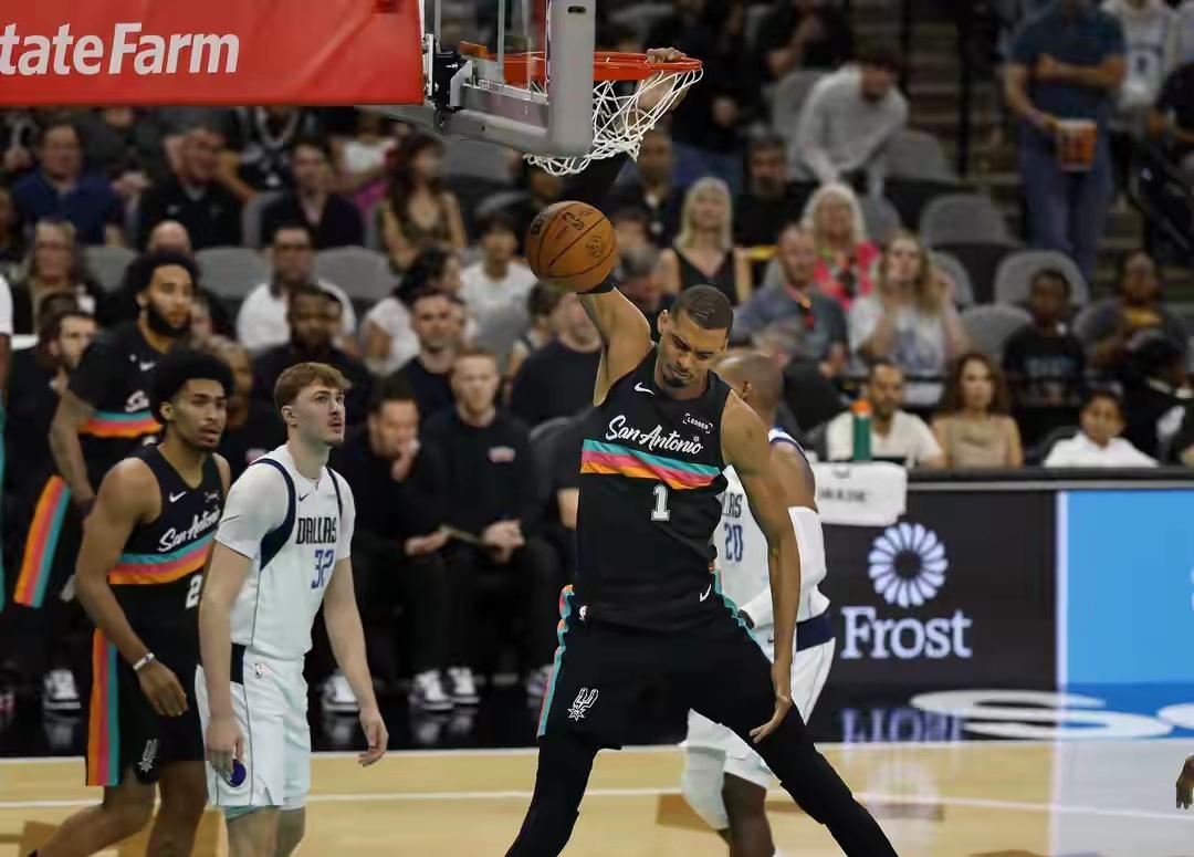 真强！文班亚马又砍40分13篮板大两双，但有两项数据不及格。马刺139：12