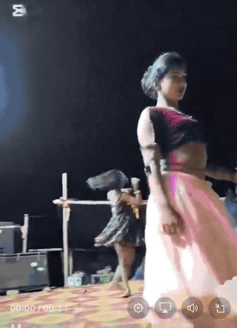 4000万性别比例失衡:印度女孩在乡村表演,直接被男性被拽下台乱摸!由于重男轻女