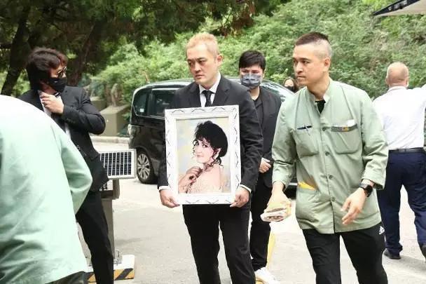 紫衫龙王葬礼。74岁的资深演员施明因病离世，她曾是1986年梁朝伟版《倚天屠龙记