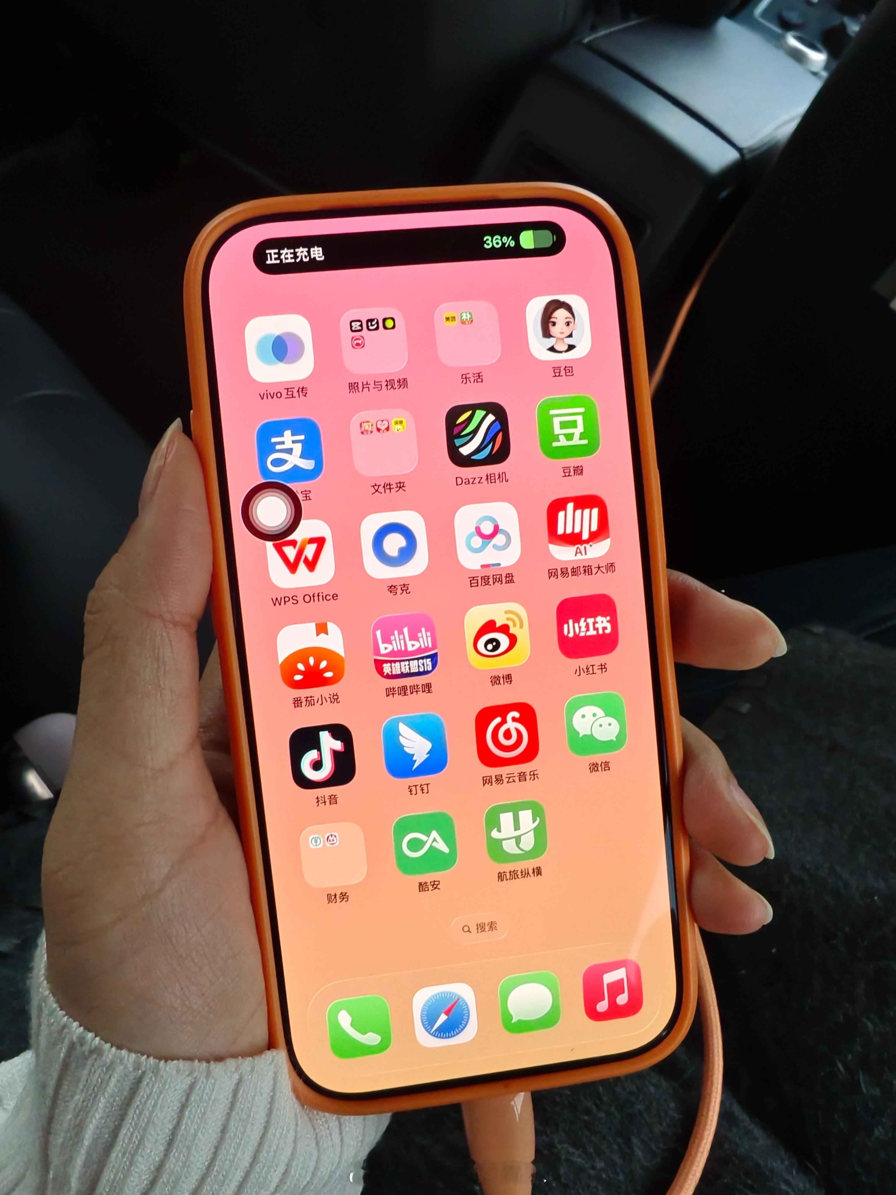 iPhone千万别这样充电了只有电量过低充电和过度充电伤电池，还影响不大，其他的