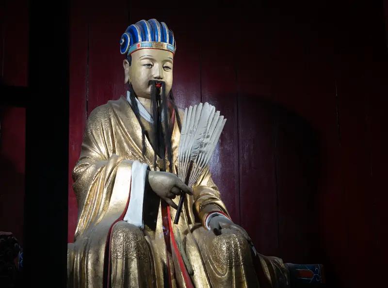 我认为诸葛亮！虽说曹操很厉害，但是在三国时。曹操没能统一三国，说明曹操的厉害还是