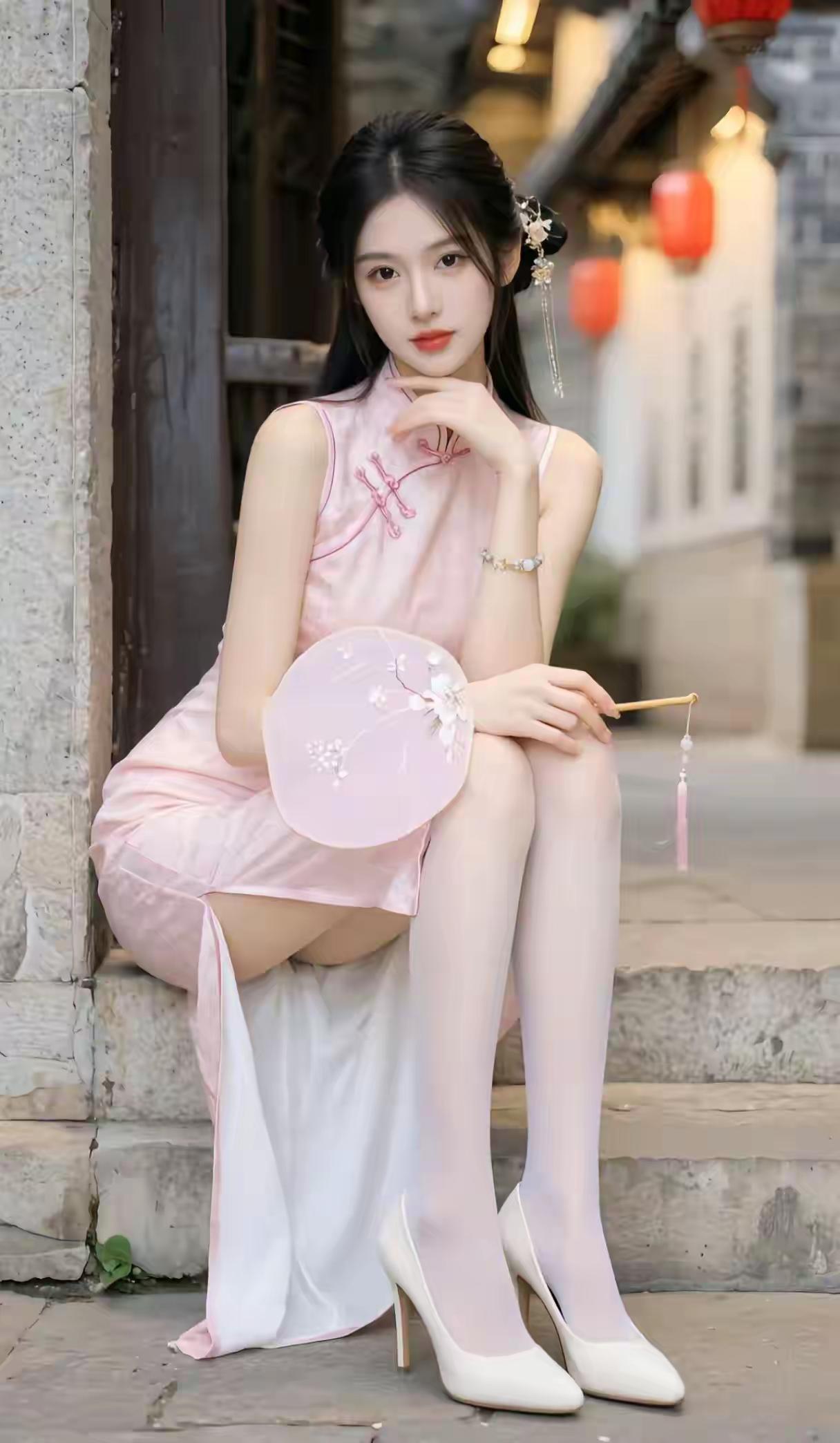 《巷隅粉衫》粉襟裁得月华轻，团扇梅纹映石汀。云鬓垂丝簪雪细，红灯影里坐春