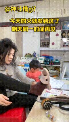 你也有一样的情况吗？妈妈把桌子上的拖鞋，重新穿到了脚上，又把桌子上各种各样的物品