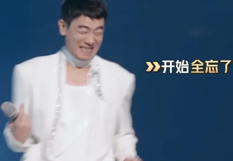 陈小春在彩排时，频繁忘词，导演十分失望的说：“哥哥们，你们也是来了两季三季的元老