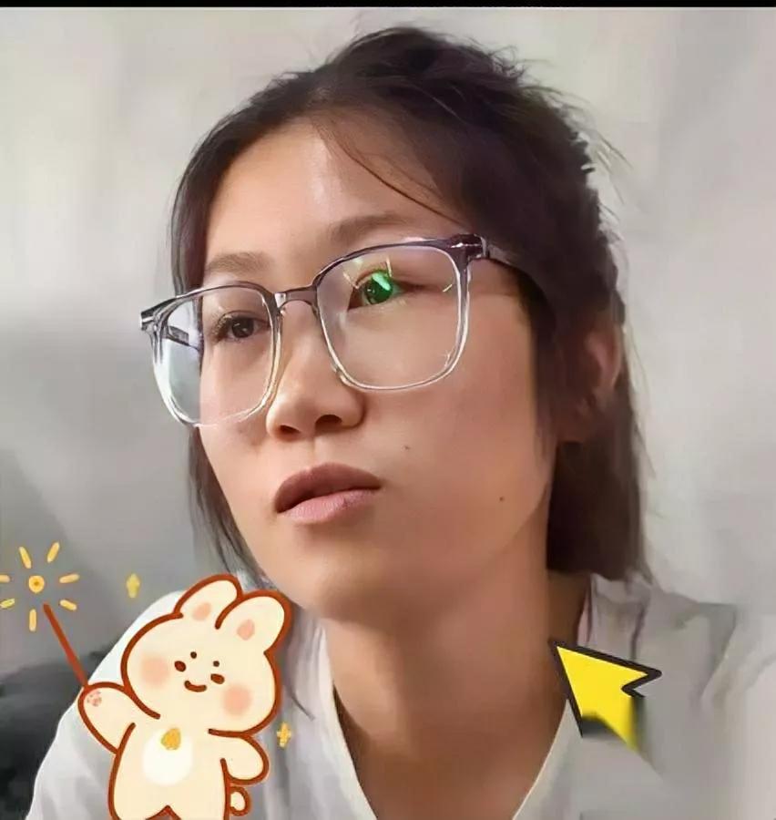 扁担女孩咋还没开学？真相让学历论啪啪打脸！各大学陆续开学时，她仍挑着扁担奔生
