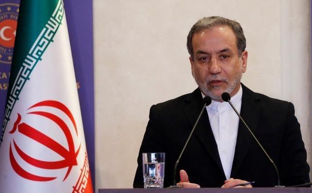 所有人都在等伊朗宣布全面开战，结果伊朗外长坐进了美媒的摄影棚。他没有喊口号，没有