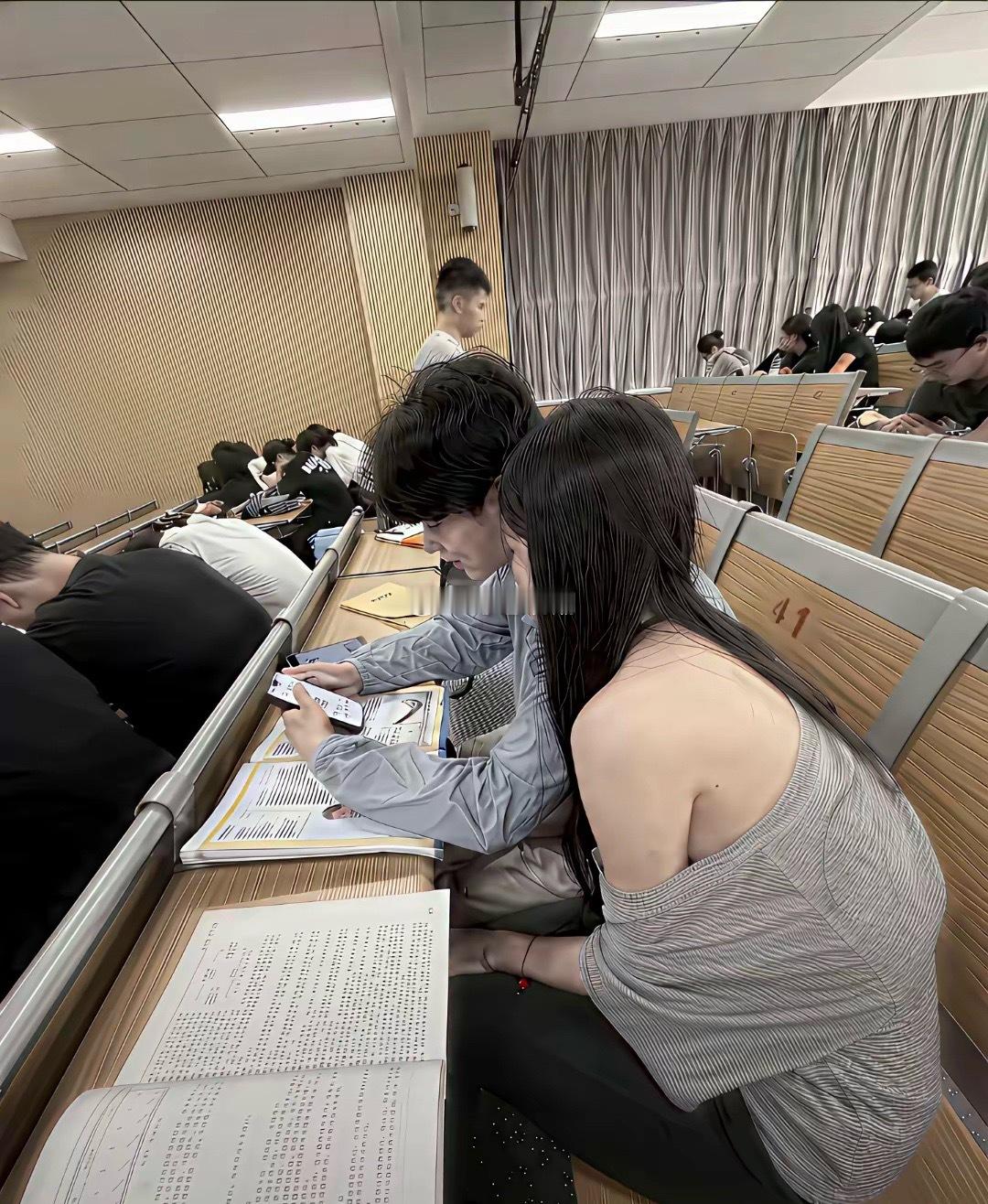 原来大学里，最让人难忘的就是这种不经意的同框。​​​