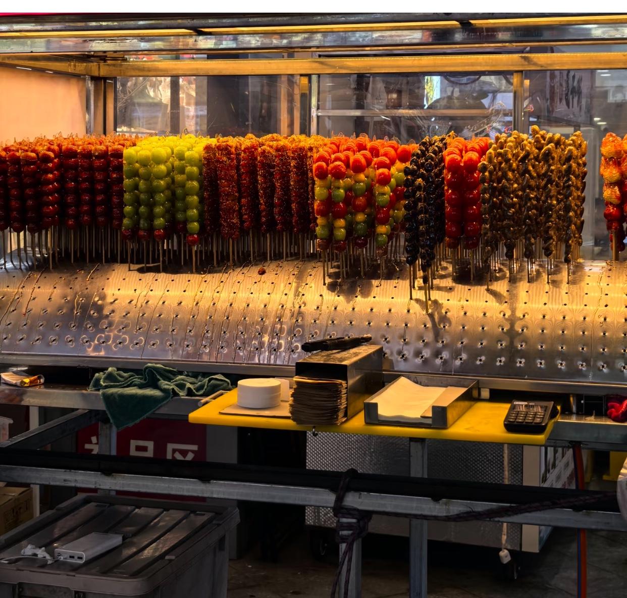 糖葫芦居然也有预制的了。前几天看到一个视频，现在居然羊肉串和糖葫芦也都是预制的了