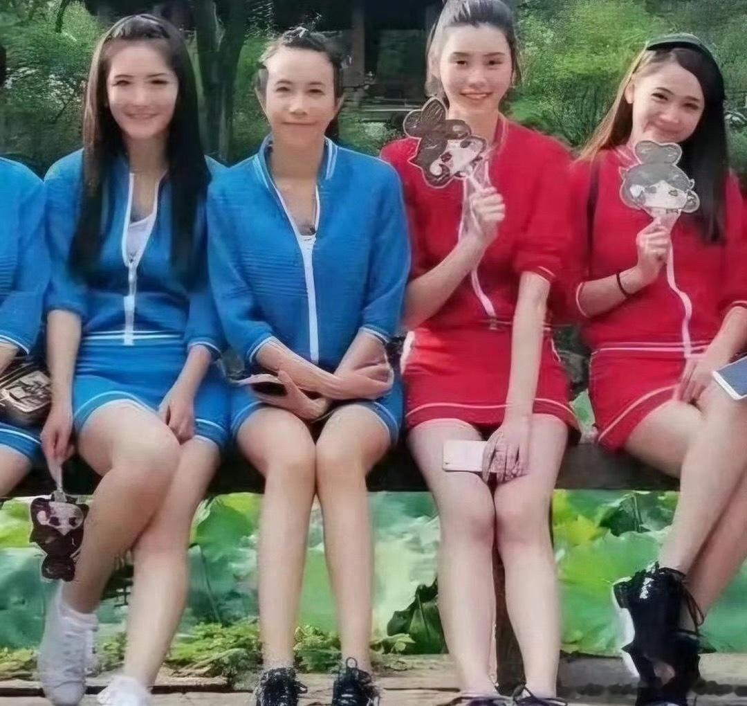 莫文蔚的腿不是开玩笑的，连超模奚梦瑶坐在她旁边腿都被比下去了
