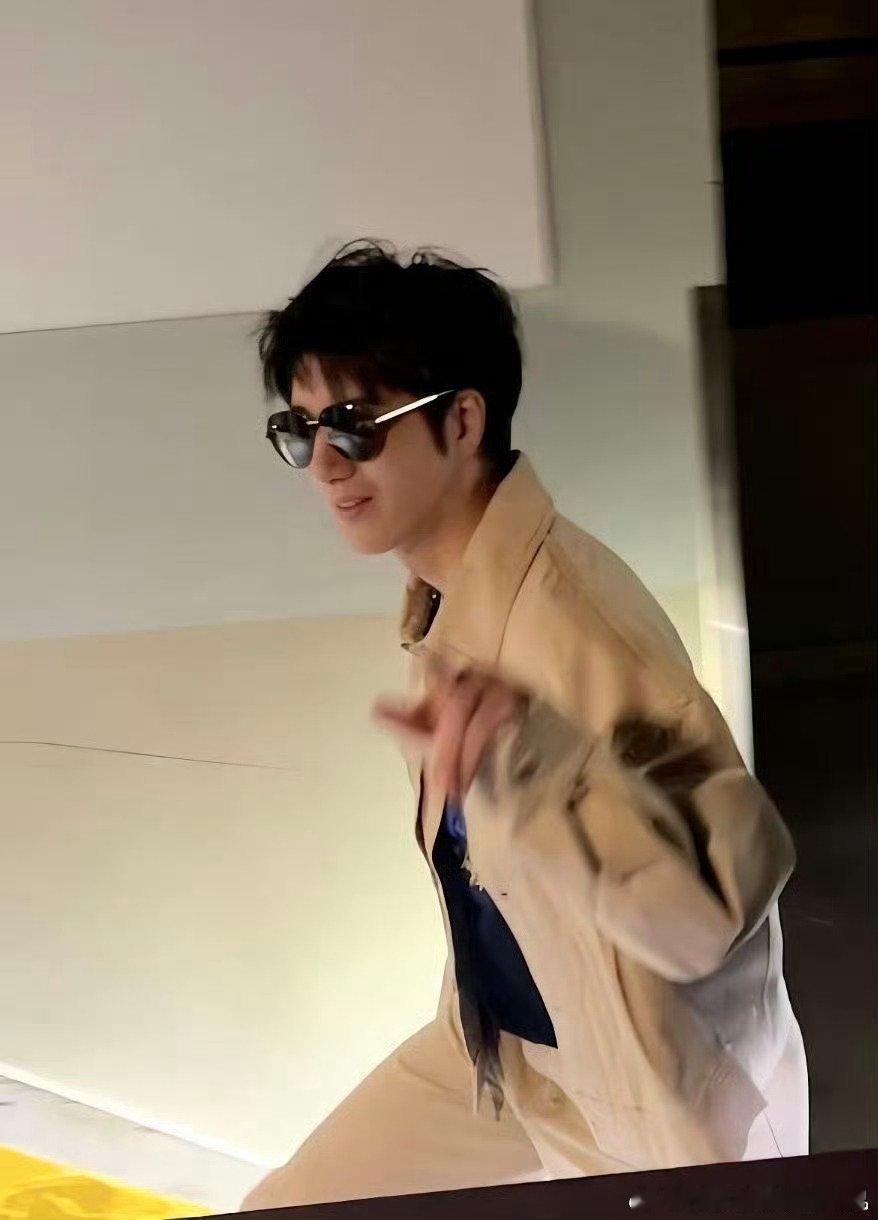王力宏金发挑染神图王力宏这组金发挑染的上班彩排路透，真的让人眼前一亮。平时低调的