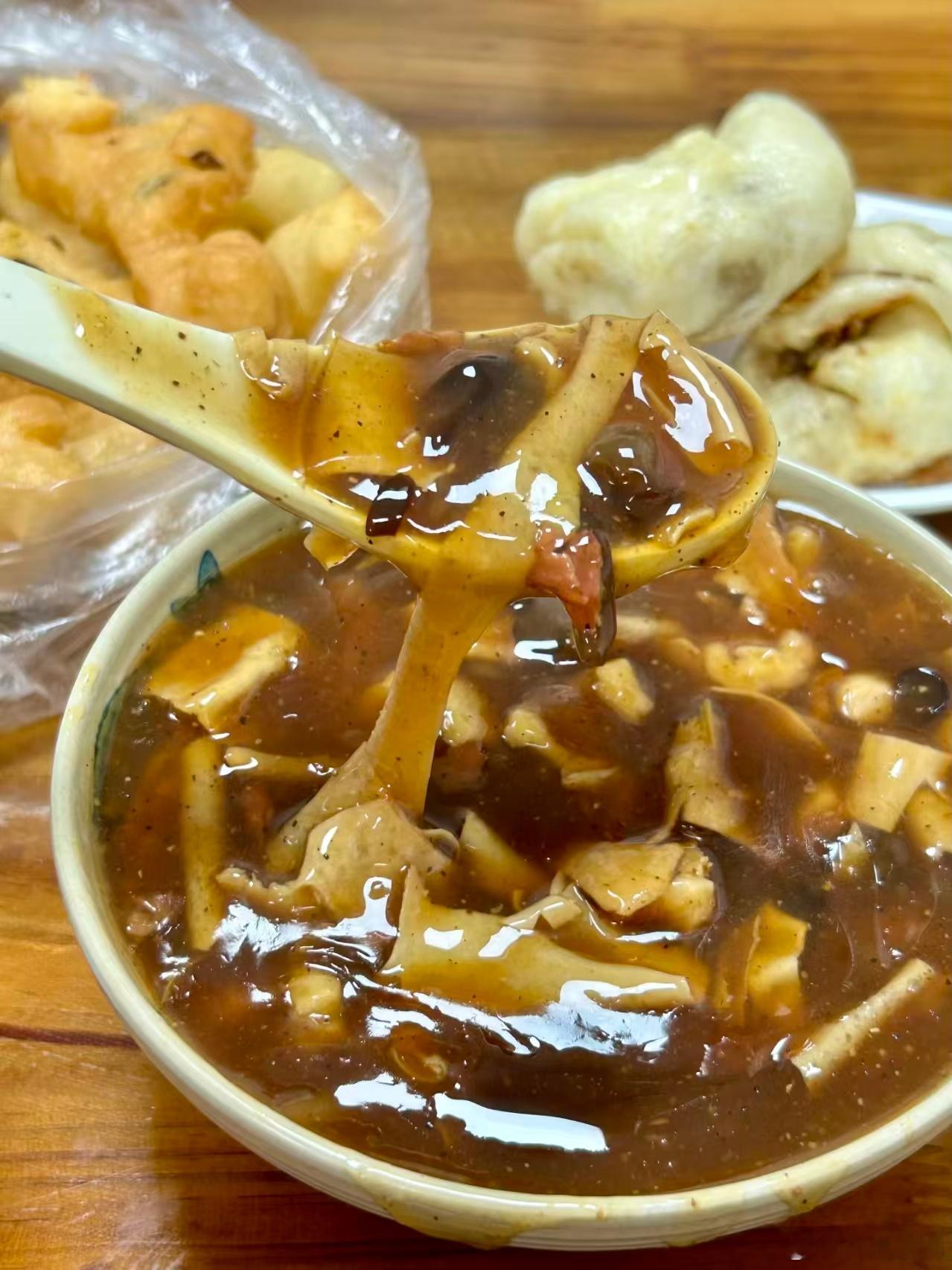 早呀家人们～昨晚做梦居然梦到家乡美食了，胡辣汤、热干面配上锅贴，直接给我馋到流口