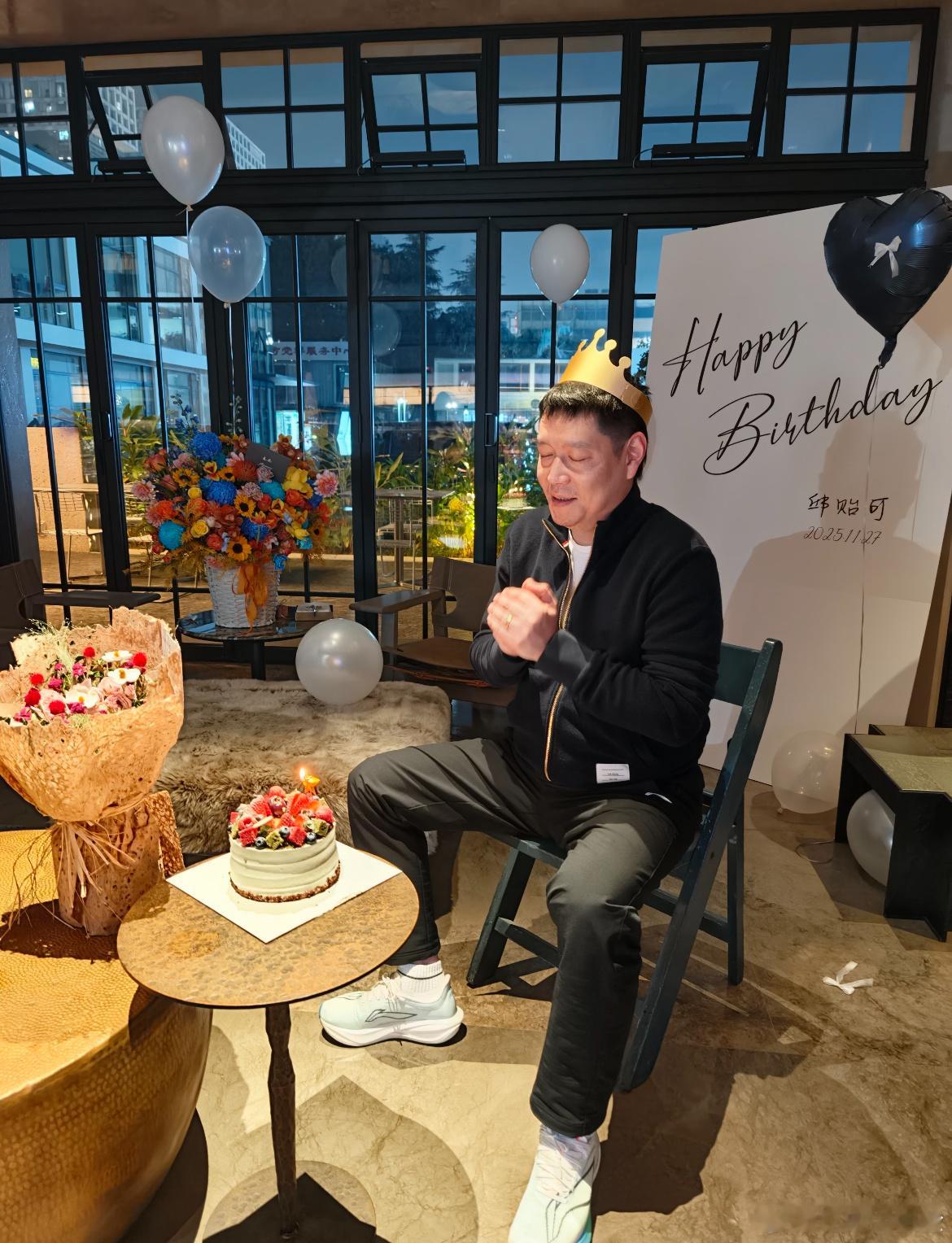 原来今天是邱贻可指导的生日啊！莎莎和蒯曼都在哦，祝邱指导生日快乐🎂🎉！