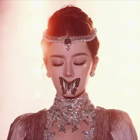 VOGUE盛典举办地摆摊卖蝴蝶#

迪丽热巴VOGUE苏州红毯嘴衔蝴蝶，雨天胶水失效蝴蝶意外飞走，从容目送的画面直接封神。
从而带动了狮山文化广场好多小摊都在卖蝴蝶小配饰，不光线下，同款蝴蝶配饰、她用的持妆粉底液也卖到断货，线上蝴蝶特效、仿妆全都跟着火了，这就是明星效应。