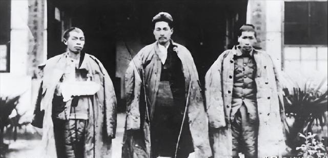 1935年，王耀武得知部下俘虏了一个红军师长，兴冲冲的跑过去准备审讯，但当他