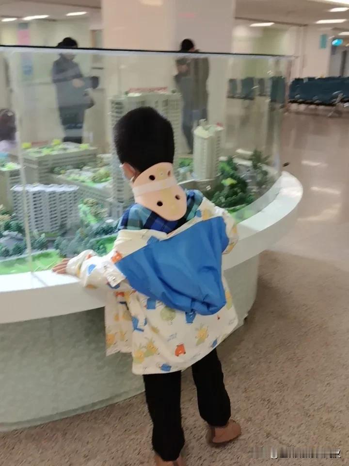 如果流鼻血，你是选择低头还是抬头？记得小时候，一个邻居家的孩子流鼻血，卫生所