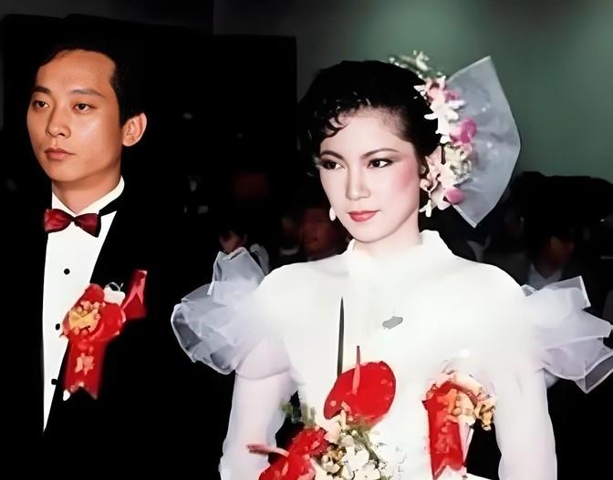 1985年，叛逃到台湾的空军飞行员萧天润和台湾美女张德芬结婚，他不光得到了台湾奖