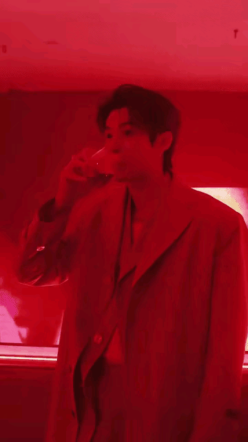 从“英语开口跪”到LV双代言人！王鹤棣的逆袭太燃了✨谁能想到，当年在综艺里