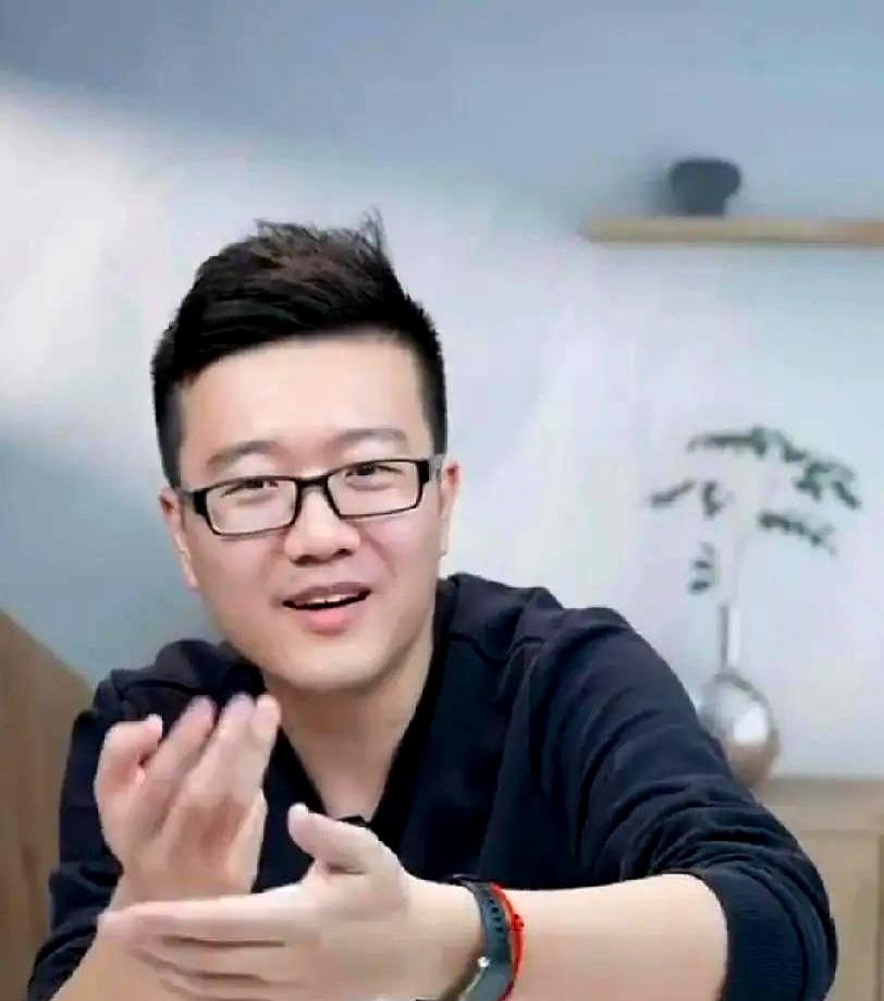 一场1-3，火药味比比分更浓。范姝涵输给早田希娜时，莱维抛出重话：要是场外不是