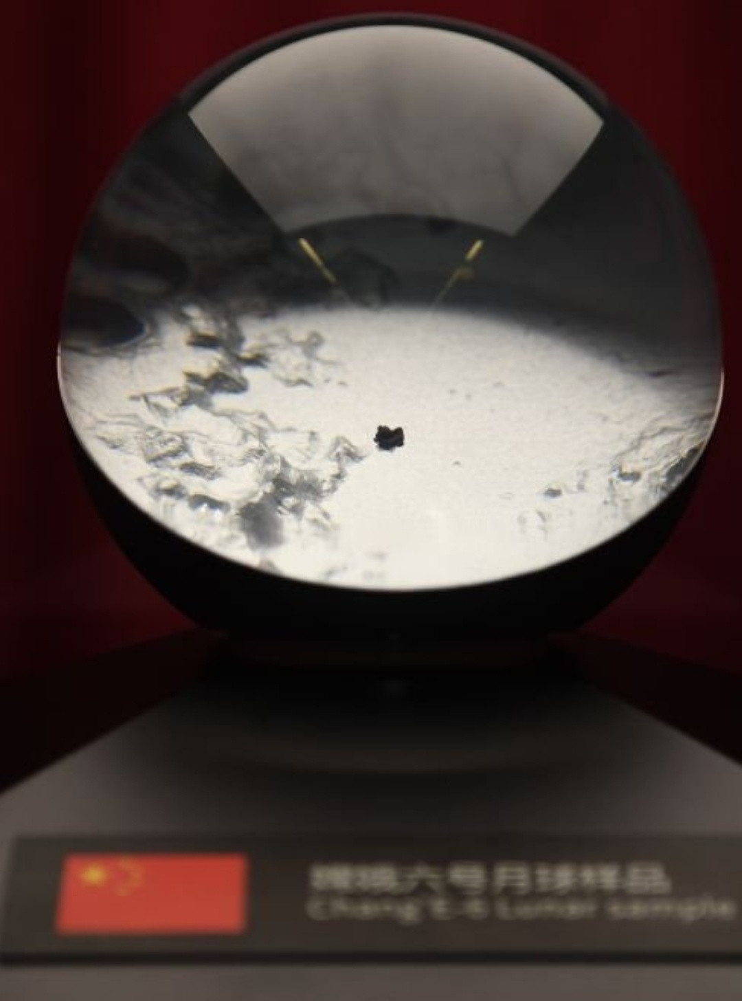 中国赠送给联合国的嫦娥六号样品，话说这能看出来有多少吗[捂脸哭]​​​