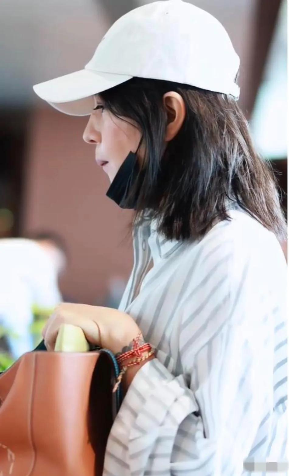 赵薇母女抵达上海，小四月穿黑色吊带街头跳舞！画面中的小四月金黄色长发垂肩，身