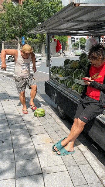 仔细看，后面有人用棍戳下来的，套路深啊！
