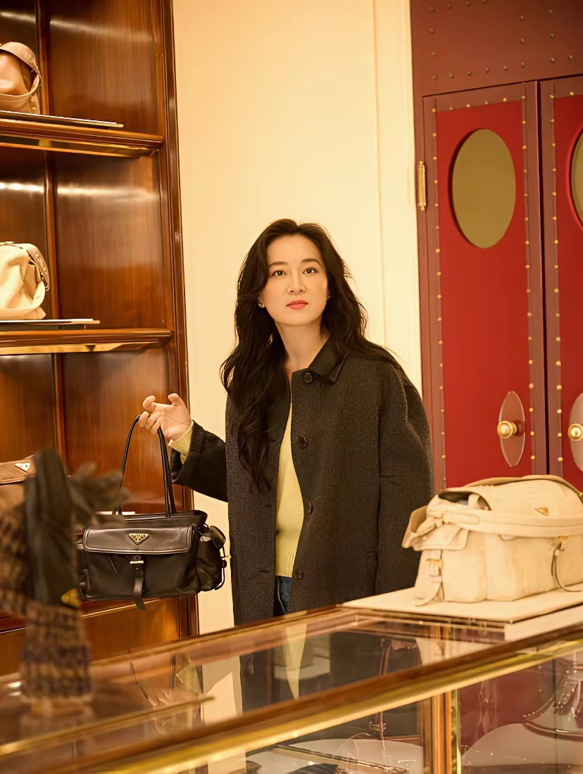 张小斐本来是贾玲的御用演员，现在和周星驰合作去了，连贾玲都没和周星驰合作过。