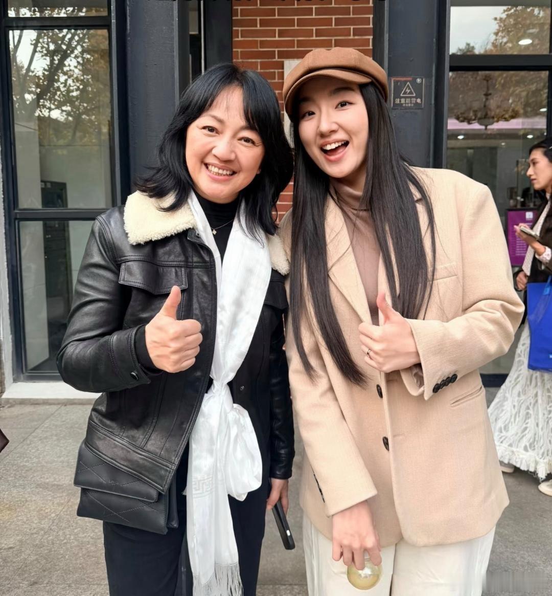 52岁罗海琼回母校上海戏剧学院参加校庆，她穿着黑色皮衣，打扮有点土气。皮肤状态一