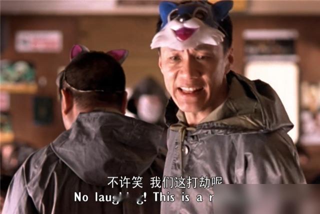 当年拍摄《天下无贼》时，冯小刚突然联系冯远征和范伟来客串劫匪，冯远征望着两页纸的