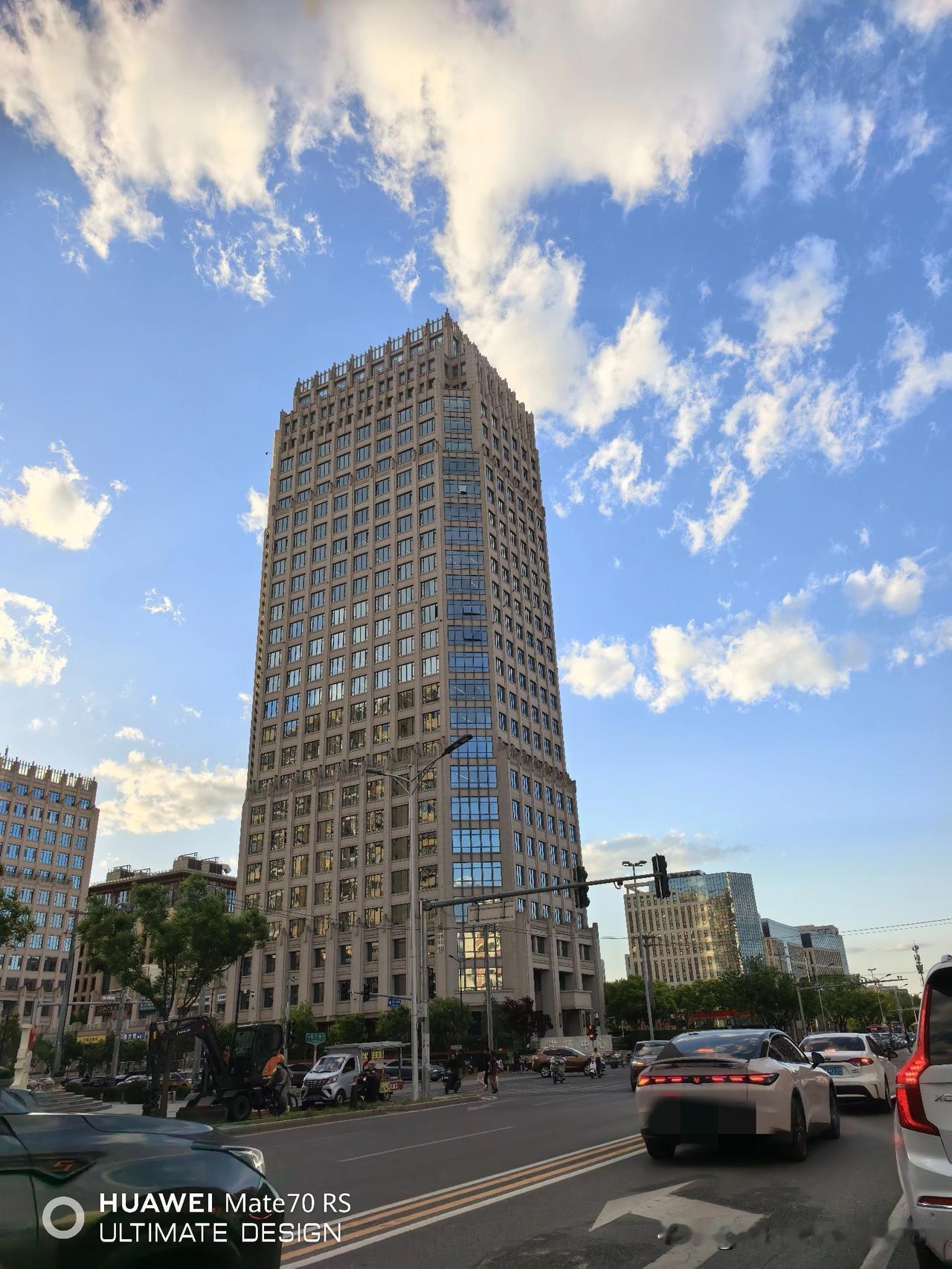 白色家电股，你更看好哪一个？1.格力电器目前每股38.44元，总市值215