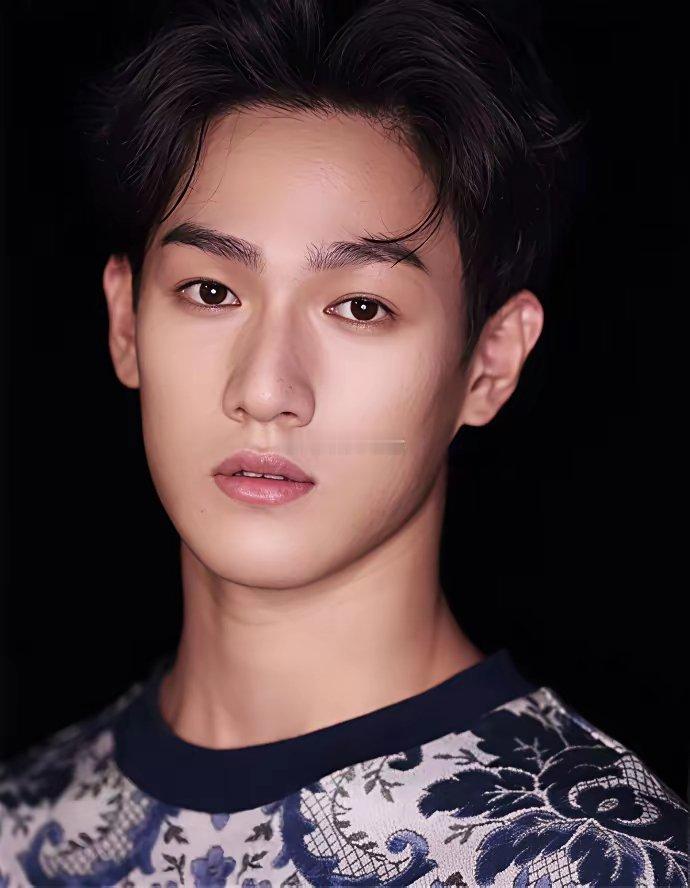 近日，李昀锐与孟子义在剧组吵架，还存在迟到、请假、不配合工作人员等不敬业行为，该