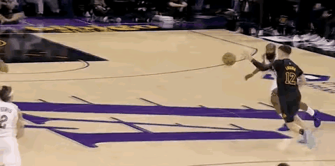 里夫斯你要悠着点啊，只顾着自己把球往天上扔，你咋不考虑下詹姆斯已经41岁了啊，还