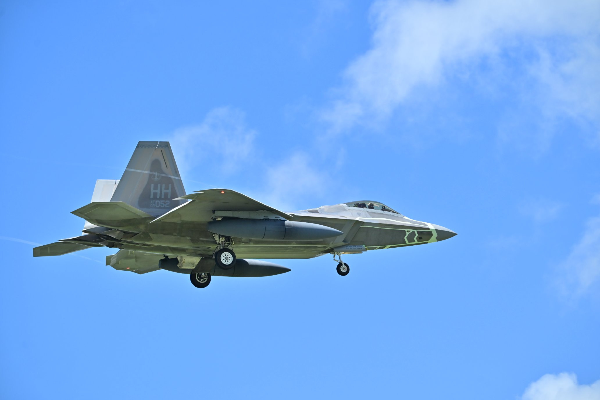 嘉手纳基地，F-22降落瞬间​​​