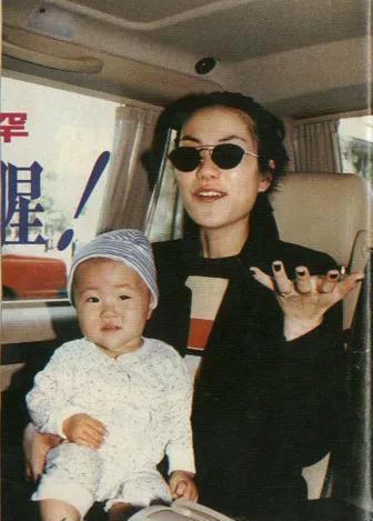 王菲学佛之后真的不一样了，窦靖童一高兴，她就泼冷水：“你别太高兴太久，什么都长不